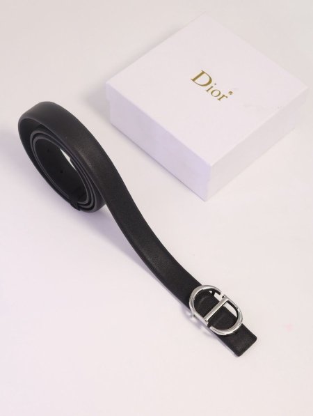 قشط DIOR جلد كواليتي عالي / مرفق بعلبة.