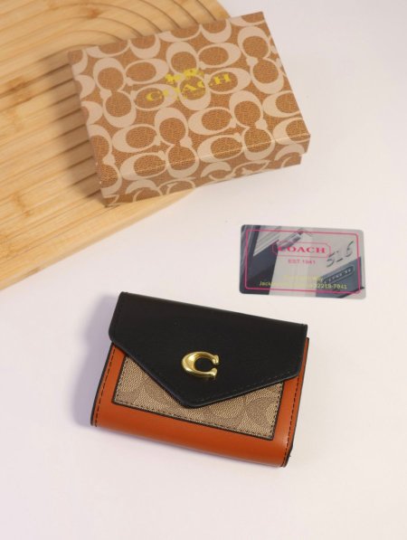 جزدان COACH / مرفق بعلبة.