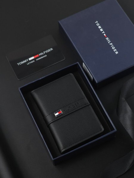 جزدان TOMMY HILFIGER/ مرفق بعلبة.