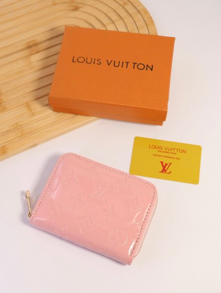 جزدان LOUIS VUITTON / مرفق بعلبة.