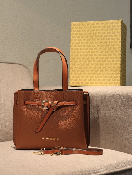 شنطة MICHAEL KORS / مرفقة بعلبة.
