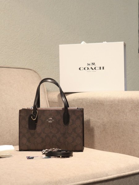 شنطة COACH / مرفقة بعلبة.