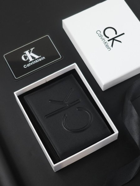 جزدان CALVIN KLEIN/ مرفق بعلبة.