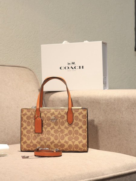 جزدان COACH/ مرفق بعلبة.