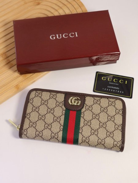 جزدان GUCCI / مرفق بعلبة.