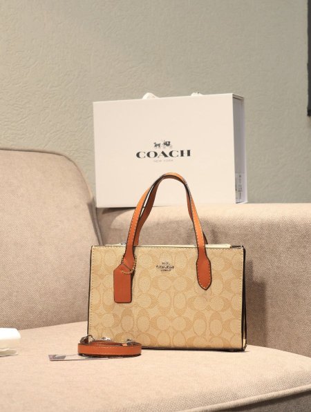 جزدان COACH/ مرفق بعلبة.