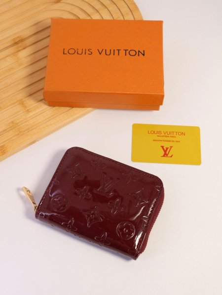 جزدان LOUIS VUITTON / مرفق بعلبة.