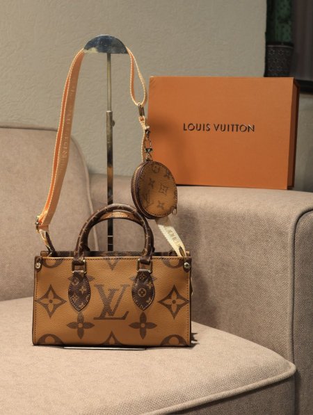 جزدان LOUIS VUITTON / مرفق بعلبة.