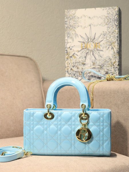 جزدان DIOR / مرفق بعلبة.