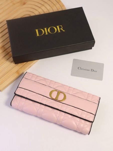 جزدان DIOR / مرفق بعلبة.