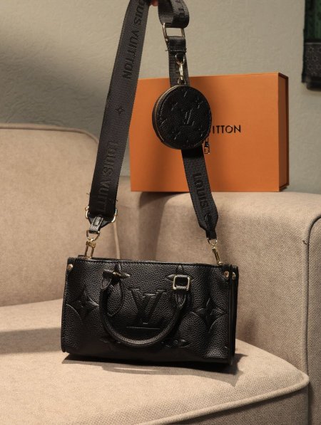 شنطة LOUIS VUITTON/ مرفقة بعلبة.