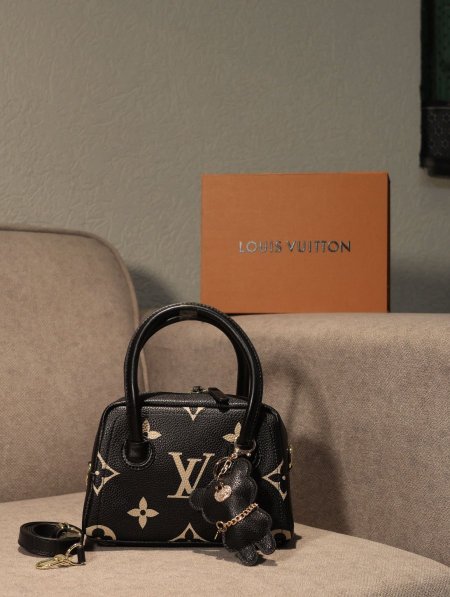 شنطة LOUIS VUITTON/ مرفقة بعلبة.