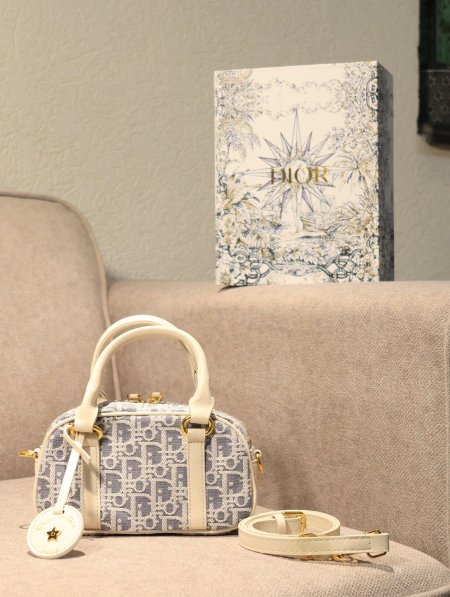 شنطة DIOR/ مرفقة بعلبة.