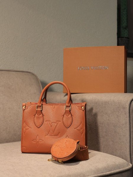 شنطة LOUIS VUITTON/ مرفقة بعلبة.