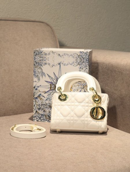 شنطة DIOR / مرفقة بعلبة.