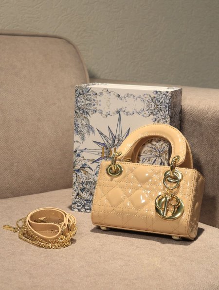 شنطة DIOR/ مرفقة بعلبة.