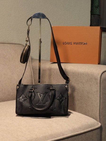 شنطة LOUIS VUITTON/ مرفقة بعلبة.