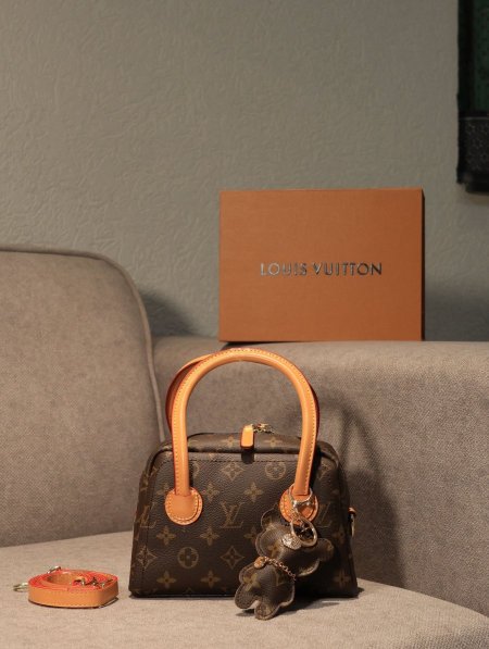 شنطة LOUIS VUITTON/ مرفقة بعلبة.