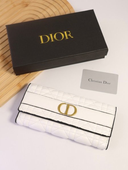 جزدان DIOR / مرفق بعلبة.
