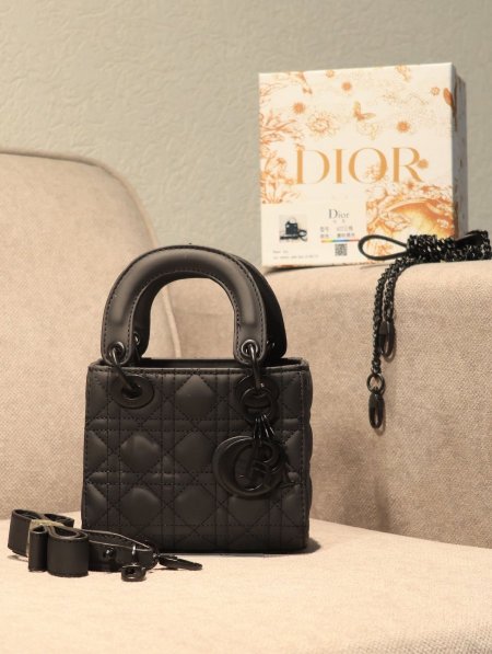 شنطة DIOR/ مرفقة بعلبة.