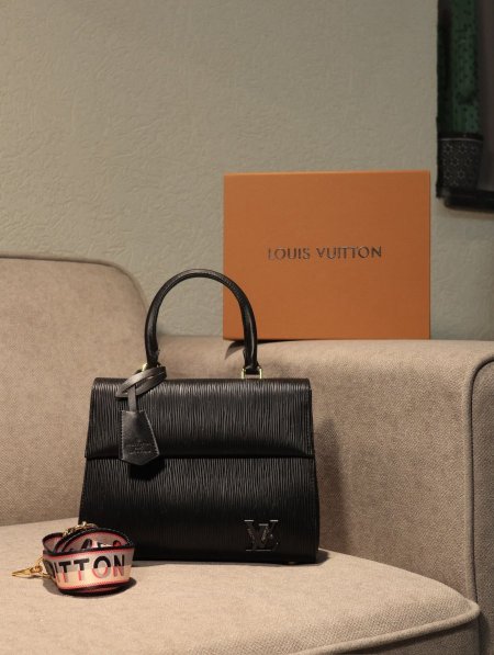 شنطة LOUIS VUITTON/ مرفقة بعلبة.