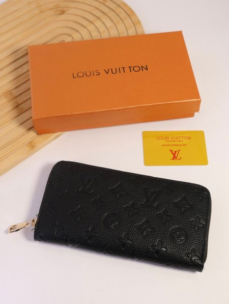 جزدان LOUIS VUITTON / مرفق بعلبة.