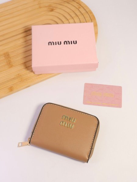 جزدان MIU MIU / مرفق بعلبة.
