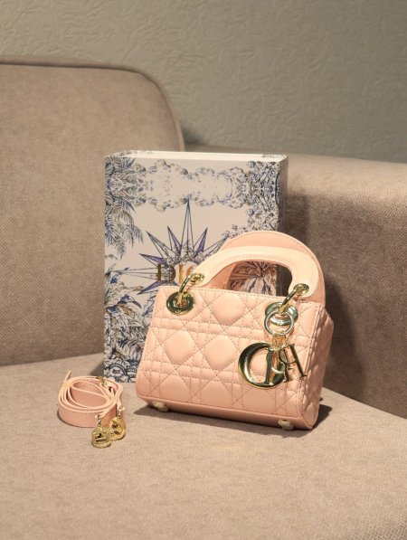 شنطة DIOR/ مرفقة بعلبة.