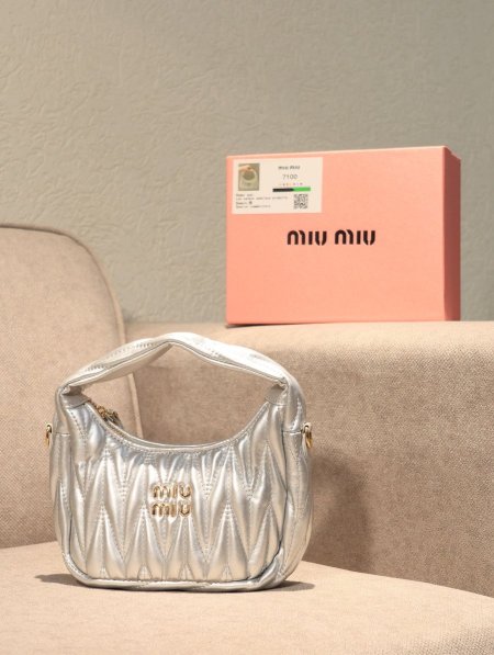شنطة MIU MIU/ مرفقة بعلبة.