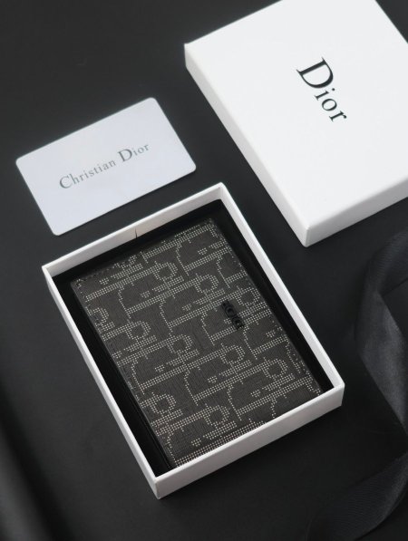 جزدان DIOR/ مرفق بعلبة.