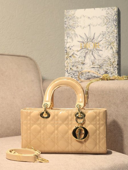 شنطة DIOR/ مرفقة بعلبة.