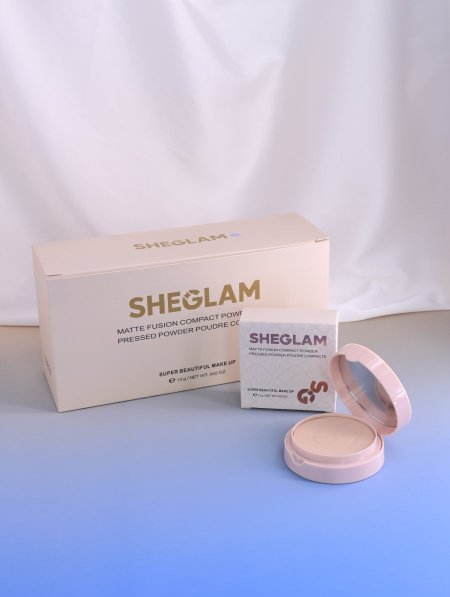 علبة بودرة مضغوطة من SHEGLAM.