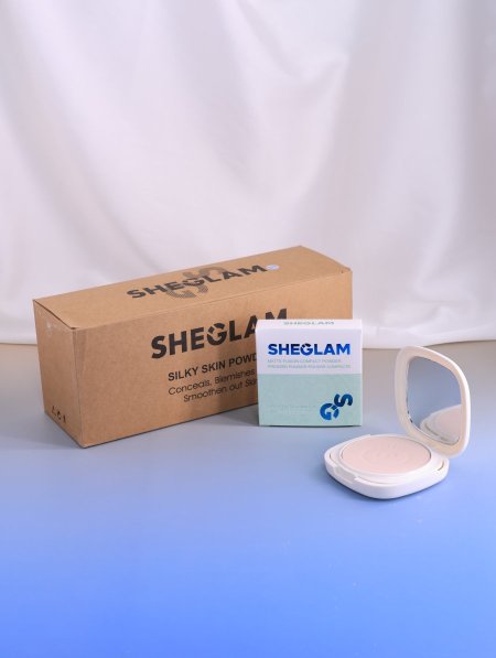 علبة بودرة مضغوطة من SHEGLAM.