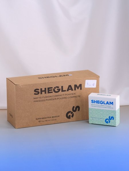 علبة بودرة مضغوطة من SHEGLAM.