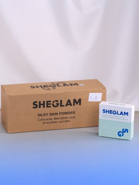 علبة بودرة مضغوطة من SHEGLAM.