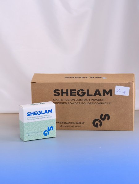علبة بودرة مضغوطة من SHEGLAM.