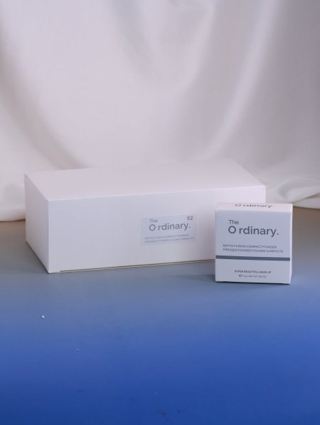 علبة بودرة مضغوطة من The Ordinary.