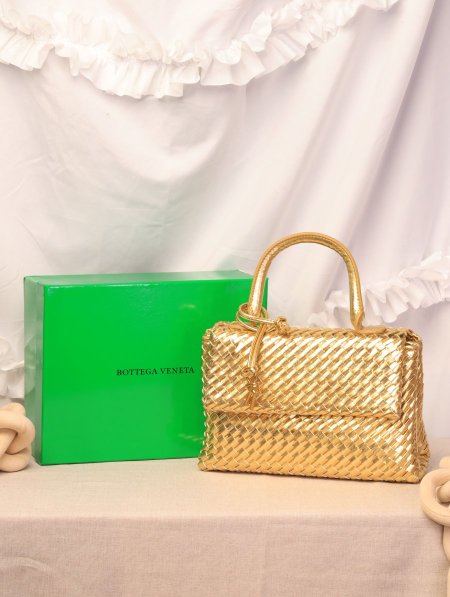 شنطة BOTTEGA VENETA / مرفقة بعلبة.