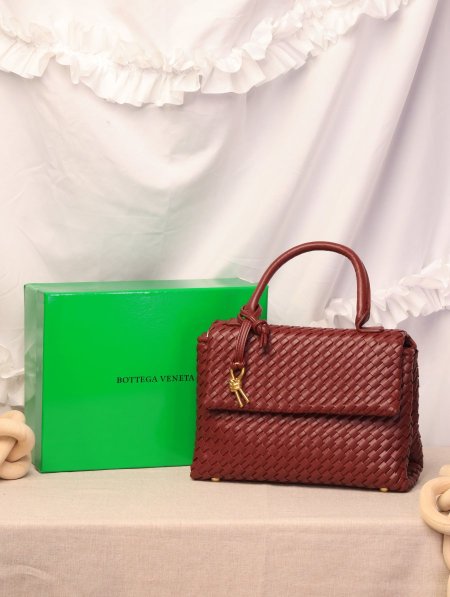 شنطة BOTTEGA VENETA / مرفقة بعلبة.