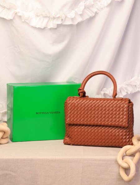 شنطة BOTTEGA VENETA / مرفقة بعلبة.