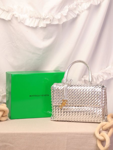 شنطة BOTTEGA VENETA / مرفقة بعلبة.