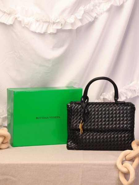 شنطة BOTTEGA VENETA / مرفقة بعلبة.