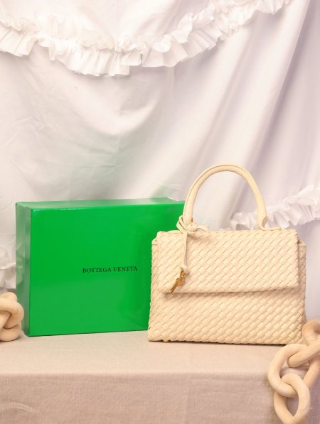 شنطة BOTTEGA VENETA / مرفقة بعلبة.