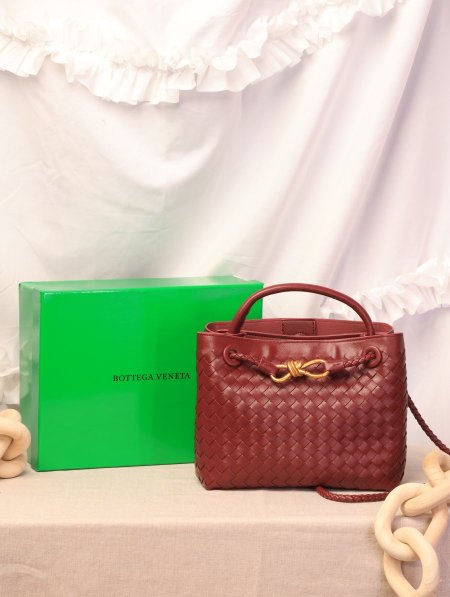 شنطة BOTTEGA VENETA / مرفقة بعلبة.