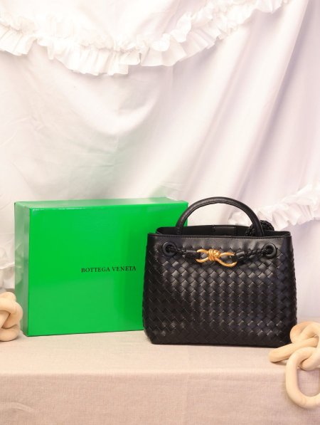 شنطة BOTTEGA VENETA / مرفقة بعلبة.
