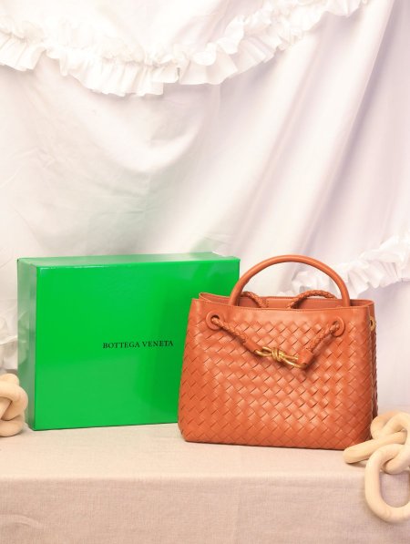 شنطة BOTTEGA VENETA / مرفقة بعلبة.