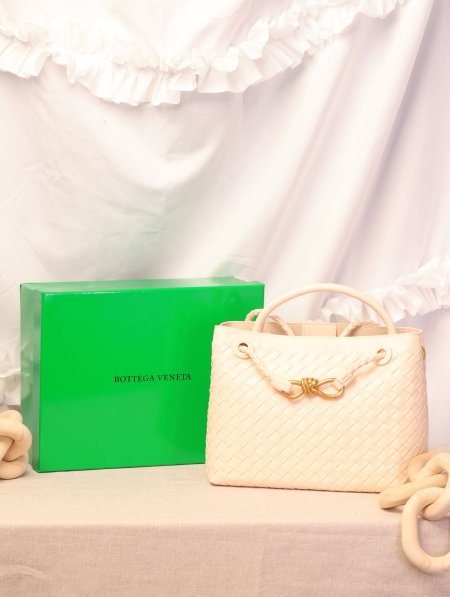 شنطة BOTTEGA VENETA / مرفقة بعلبة.