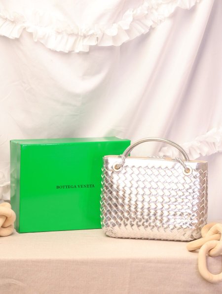شنطة BOTTEGA VENETA / مرفقة بعلبة.