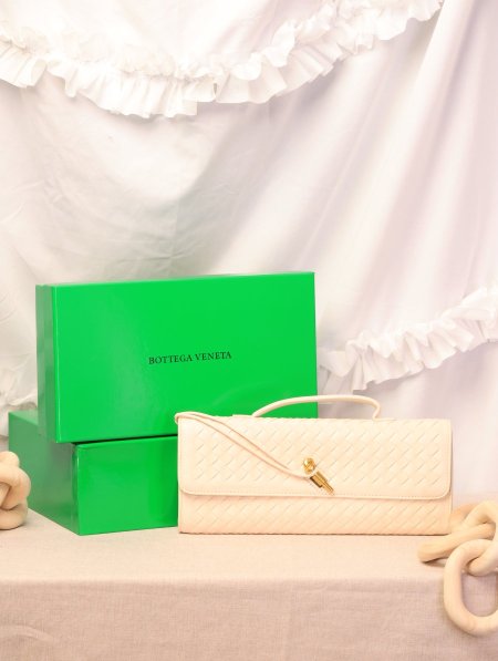 شنطة BOTTEGA VENETA / مرفقة بعلبة.