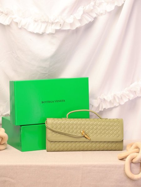شنطة BOTTEGA VENETA / مرفقة بعلبة.